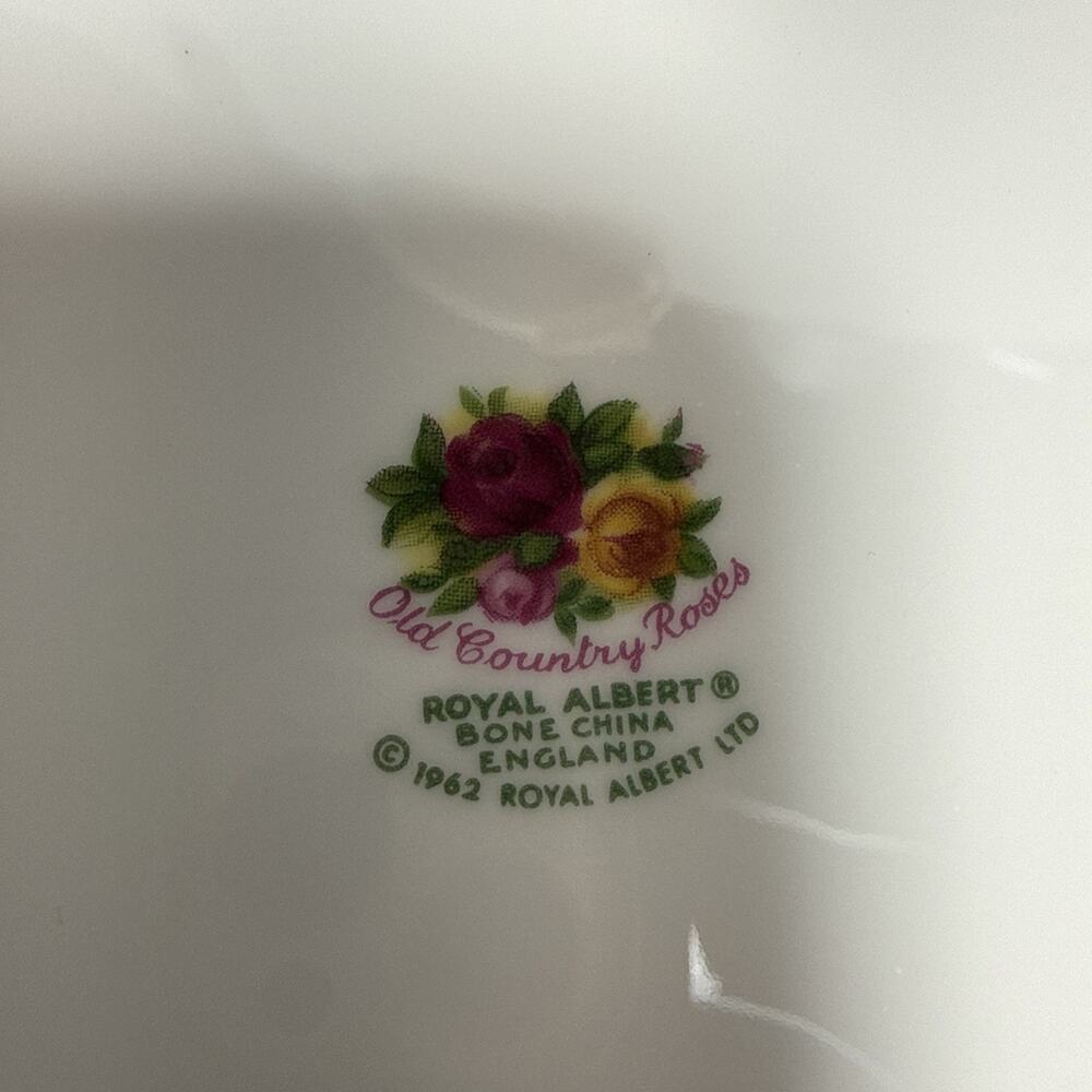 6 Royal Albert Bone China OLD COUNTRY ROSES 7 3/4" SALAD PLATES - Picture 5 of 7